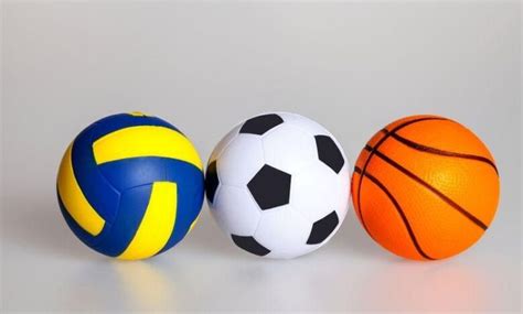 sebutkan 5 macam permainan bola besar  Olahraga atau permainan bola kecil sangatlah menarik untuk dimainkan oleh semu kalangan