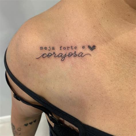 seja forte e corajosa tatuagem  Essa frase é um versículo bíblico, Josué 1:9, e representa muita força e fé