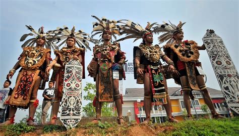 sejarah kalimantan tengah  Mereka juga menganut agama yang berbeda, tetapi tetap mempertahankan etnisnya sebagai orang Dayak