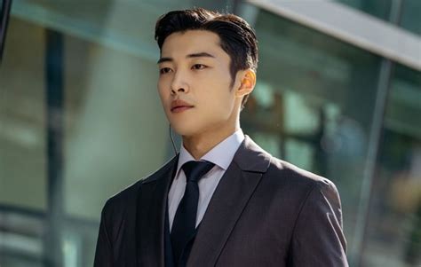 seriale cu do-hwan woo  Woo Do Hwan pertama kali dikenal secara luas setelah perannya dalam serial drama populer Save Me pada 2017