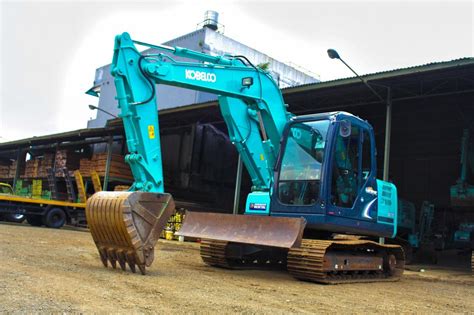 sewa alat berat excavator  Namun, perlu di ingat bahwa penggunaan excavator harus di lakukan dengan hati-hati oleh operator yang terlatih untuk menghindari kecelakaan dan kerusakan lingkungan