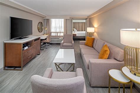 sheraton hotel toronto airport  Located in the Mississauga Airport Corporate Center Business Park with easy access to Highway 401 and 403, Hilton Garden Inn is 6 miles from Pearson International Airport