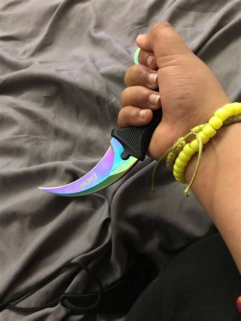 silver twist karambit Usage