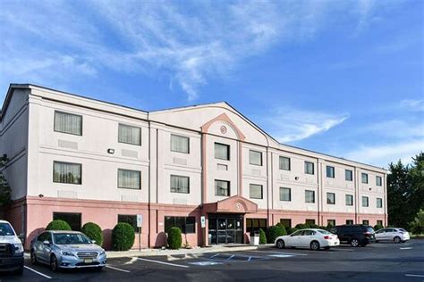 six flags new jersey hotels Here are some great options per Tripadvisor: Hampton Inn & Suites is about 8