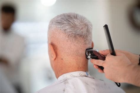 sonhar com alguém cortando seu cabelo errado Sonhar com alguém cortando seu cabelo muito bonito