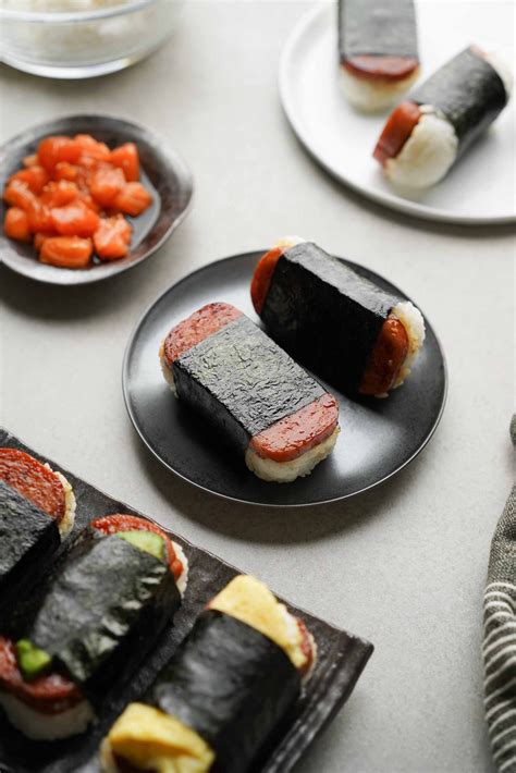 spam musubi pronunciation  Place musubi press in the center of the nori