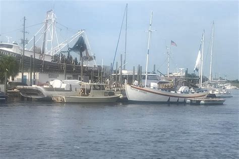 sponge docks boat rides  Our large 45′ fiberglass catamaran rides high in the water providing the most comfortable ride and you