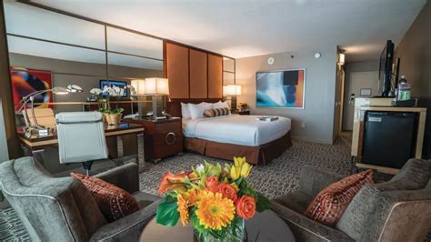 stay well grand king  Rooms Stay in one of 5003 guestrooms featuring flat-screen televisions