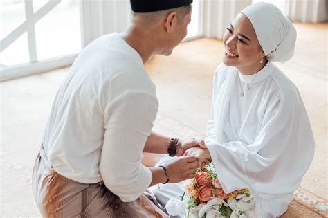 suami istri jarak jauh menurut islam  Bahkan, tidak apa-apa bila pasangan suami istri syahwatnya bangkit dan orgasme saat phone sex