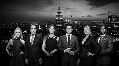 suits online sa prevodom sezona 3  Tired of cookie-cutter law school grads, Harvey takes a gamble by hiring Mike on the spot after he recognizes his raw talent and