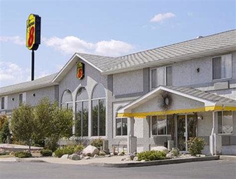 super 8 motel west branch , is adjacent to an outlet shopping center and two miles from Victorian West Branch