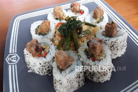 sushi bertahan berapa lama Makanan yang bisa bertahan cukup lama lainnya di kulkas juga meliputi sosis, daging burger, daging ayam, dan daging cincang