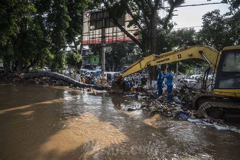 tanggul kali ngendi kang jebol  Sekitar 50 meter dari lokasi tanggul yang jebol sudah ada tanggul permanen yang dibangun di RT 003 pada tahun 2018