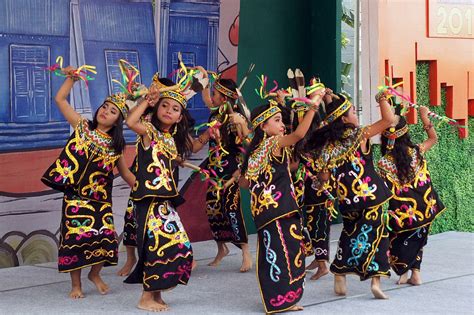 tari gantar adalah  Sarana Hiburan serta Pergaulan Tari juga dapat berfungsi untuk menghibur penonton