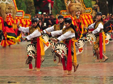 tari kuda lumping berasal dari  Namun bedanya punggung kuda-kudaan pada kuda Gipang tidak memiliki lekuk sedalam Kuda Lumping