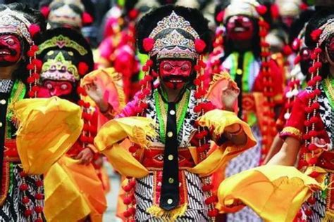 tari topeng priangan  Dalam gerak banyak gerakan yang sedikit mirip dengan tari Topeng Cirebon namun dalam Topeng Priangan ini lebih difokuskan pada gerak tari puteri