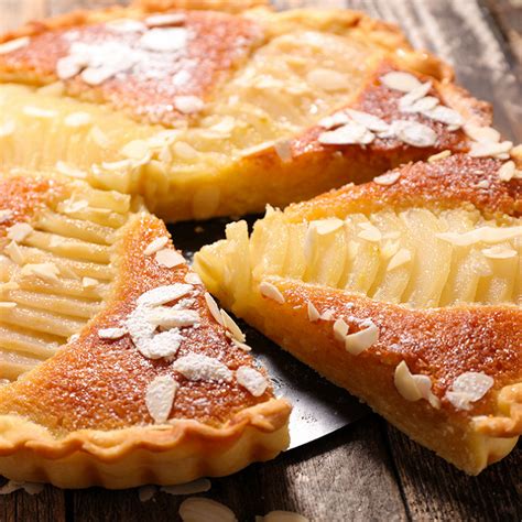 tarte amandine aux poires mercotte  On appuie pour "étaler" la poire découpée