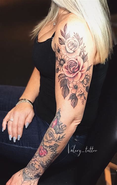 tattoo de braço feminina  Imagem 41 – Flores são perfeitas para uma tatuagem feminina delicada