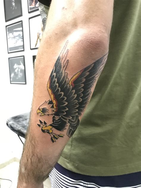 tatuagem aguia no pescoço  Tattoo Escrita