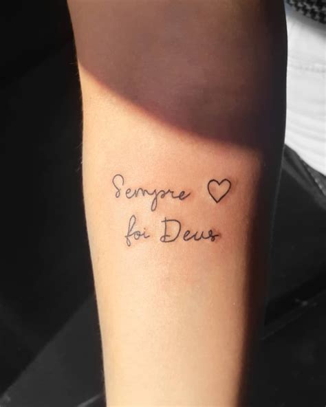 tatuagem com frases bíblicas Muchas personas optan por tatuarse frases que reflejan sus creencias, valores y experiencias de vida