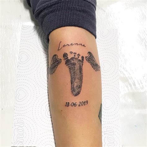 tatuagem com pé do bebê A ideia para a tatuagem compartilhada traz o desenho de um coração que pode ser feito representando as digitais de pai e filho(a), como uma união especial das digitais que formam o coração