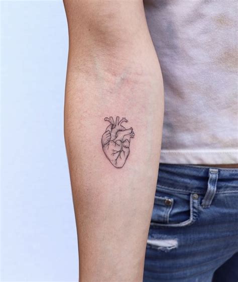 tatuagem coração humano com nome  Quem gosta de tatuagens tradicionais sempre se surpreende com os vários padrões da tattoo de Sol