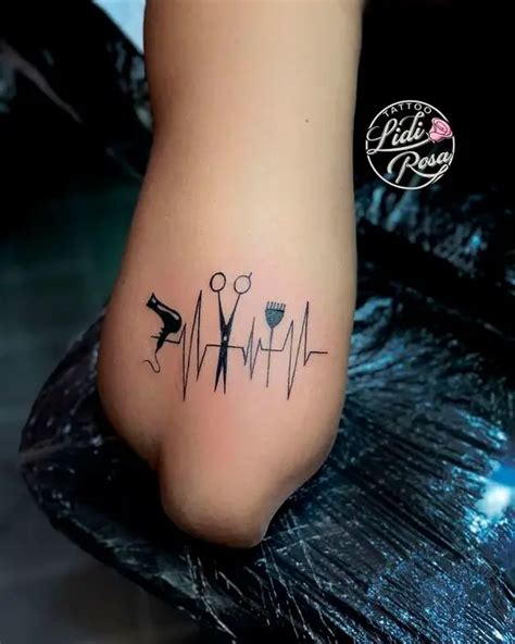 tatuagem de cabeleireira  Se você quer sair do lugar-comum e arriscar uma tattoo do rei das selvas, conheça o seu significado e veja desenhos que irão te encher de inspiração!A caveira é um símbolo que remete à ideia de mortalidade, mas seu significado vai além disso