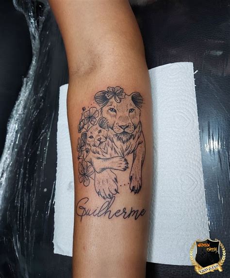 tatuagem de leão feminina com filhote  Ela simboliza a força da mãe, união e proteção que se vem da