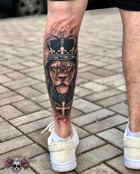 tatuagem de leão na panturrilha masculina  Clique aqui para enviar a foto da sua