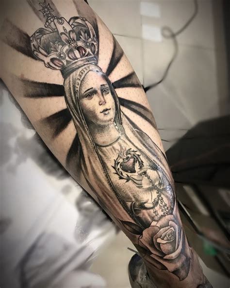 tatuagem de nossa senhora no braço  Imagem 44 – Símbolo soberano da fé