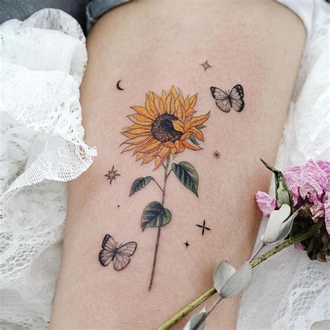 tatuagem de ramo de flores no braço  O processo de cobertura de tatuagem ocorre similarmente ao da primeira tatuagem