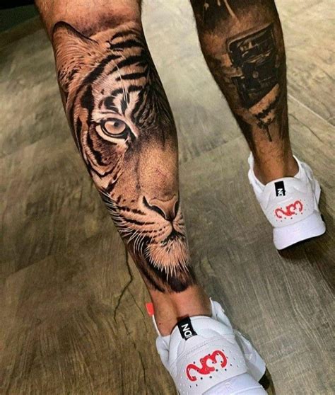 tatuagem de tigre na perna masculina  Na região, é possível deixar a mente voar entre os estilos – do old school ao tribal