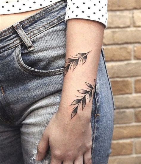 tatuagem delicada feminina  20/mai/2023 - Explore a pasta "Tatuagem no peito" de Cibely Rogalski no Pinterest