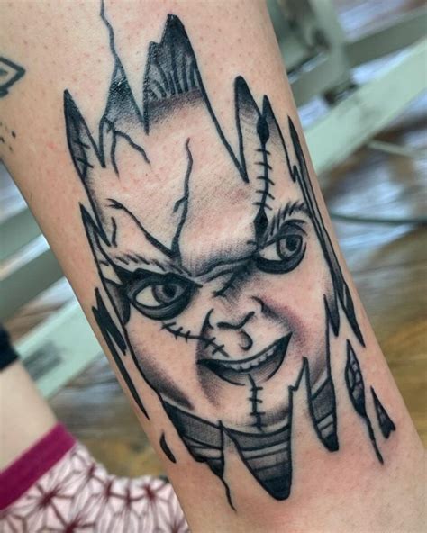 tatuagem do chucky significado  Qual tatuagem é símbolo do CV? Comando Vermelho – Criminosos vinculados ao CV, costumam tatuar a sigla CVRL em homenagem ao fundador da facção no Rio de Janeiro