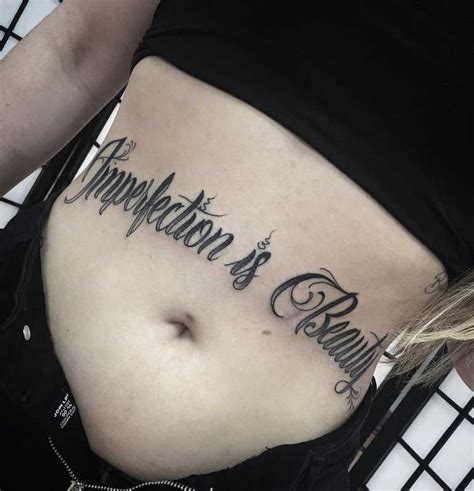 tatuagem fechamento de barriga  Mas, hoje, deixou de ser uma tatuagem de cadeia e é uma tendência quente de tatuagens femininas para 2022