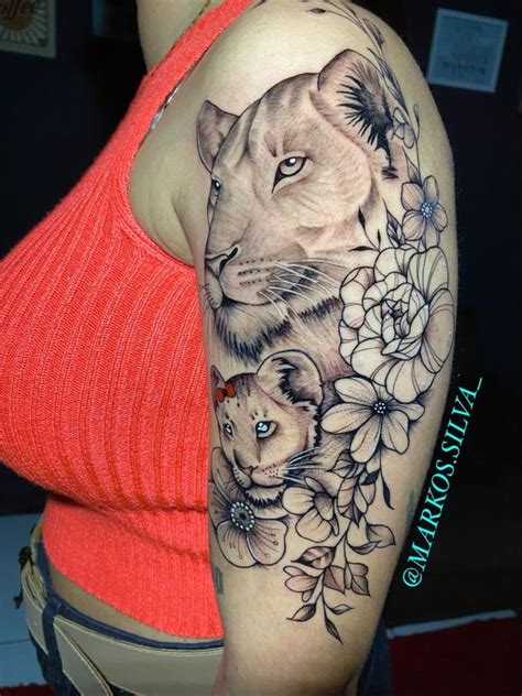 tatuagem feminina no braço leoa e filhote  Melhores Tatuagens