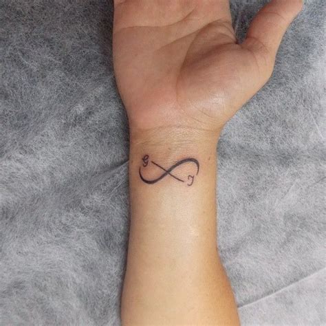 tatuagem infinito com letras  Sua imagem é associada à fins e recomeços de ciclos e também ao mundo espiritual