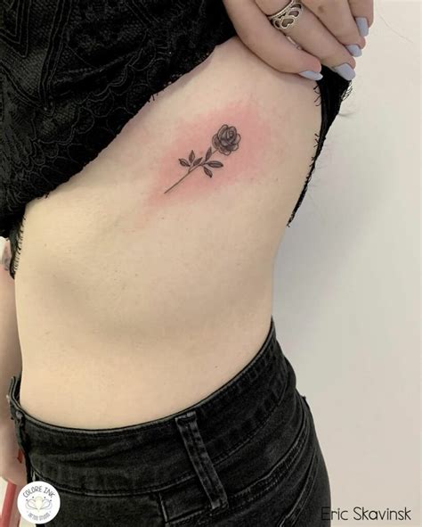 tatuagem intensa na costela  Algumas opções são: “Carpe Diem” (aproveite o dia), “Memento Mori” (lembre-se da morte) ou “Amor Vincit Omnia” (o amor