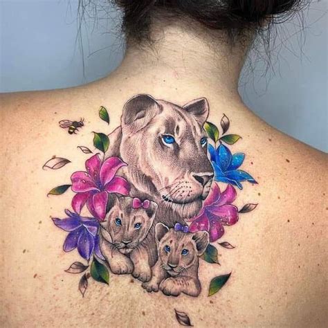 tatuagem leoa e filhote com flores  O último de nós