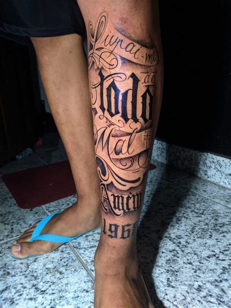 tatuagem livrai me de todo mal amem na perna  As tatuagens tribais simbolizam força, energia e coragem