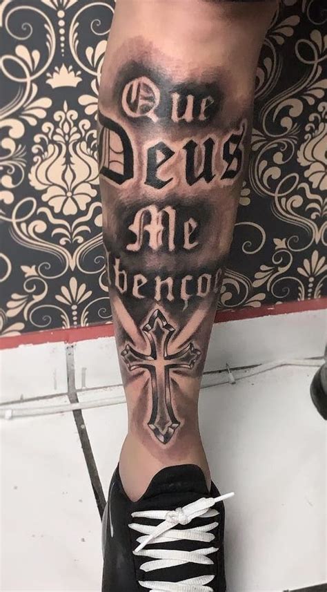 tatuagem masculina no antebraço religiosa  Quem usa