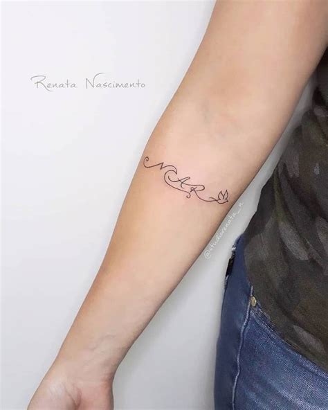 tatuagem minimalista 7 cm Como é que vocês estão? Então, preparamos hoje mais uma postagem sobre tatuagens e dessa vez o assunto será Tatuagens Masculinas para o Antebraço, separamos diversos exemplos de desenho, tipos de desenho, traços e modelos que estão super em alta, para vocês se inspirarem e tirar ideia dessas tatuagens para criar a sua