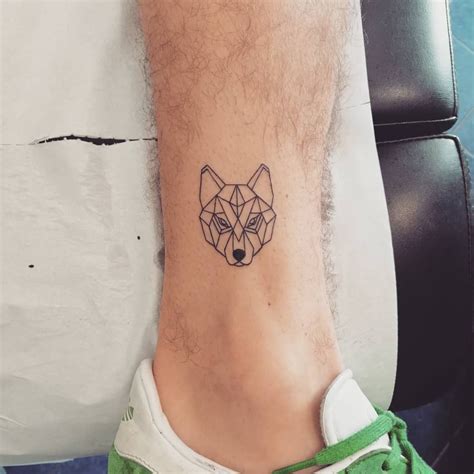 tatuagem minimalista masculina 7cm  Mas é aquela que tem traços finos, cores suaves e uma imagem muito bem definida