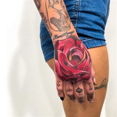 tatuagem na mão feminina  2