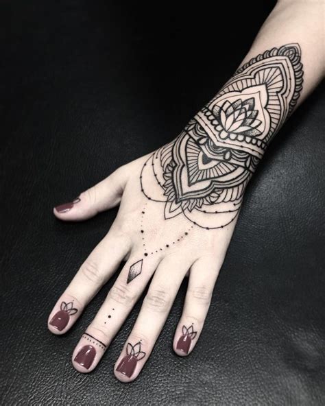 tatuagem na mão feminina indiana  Loja