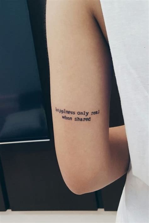 tatuagem no bíceps escrita Dicas para fazer a tatuagem no bíceps Escolha um tatuador que você conheça o trabalho e antes de realizar o procedimento converse com ele, veja o portfólio, para que seja criada assim uma relação de confiança