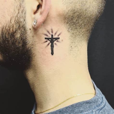 tatuagem no pescoço cruz escrito fé  Tatuagens De Pomba