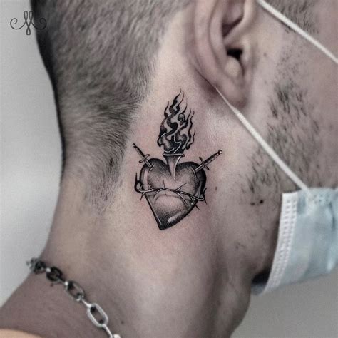 tatuagem no pescoço masculina pequena  Separamos as fotos por categorias, para explicar a representatividade daquele desenho e mostrar seus diferentes estilos