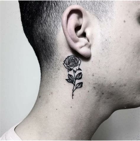 tatuagem no pescoço masculino moreno  Um piercing surface com um brinco que imita uma mordida de cobra ou vampiro