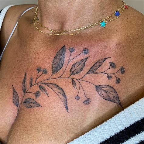 tatuagem no tórax feminina delicada  Jornalista